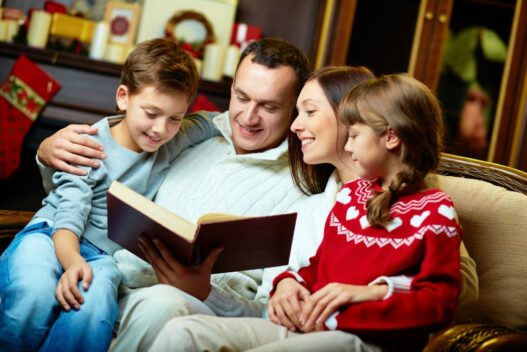 Familie der læser i en julebog